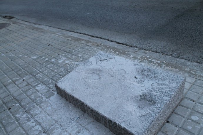 Successos.- Cobreixen amb ciment un monument commemoratiu del bombardeig de la Guerra Civil en Els Franqueses (Barcelona)