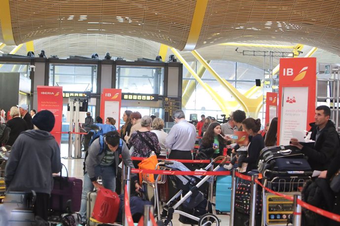 Huelga de personal de seguridad y de pilotos de Air Nostrum en el Aeropuerto Adolfo Suárez Madrid-Barajas