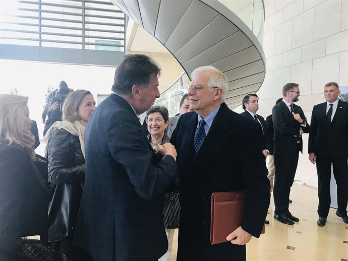 Borrell se reúne con los cónsules en Barcelona y no abordan el proceso soberanista