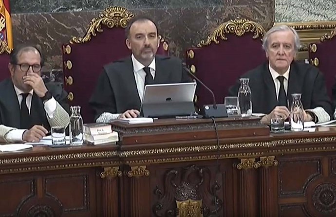 Agente señala a Cuixart en el incidente con carteles del 1-O en Badalona: "No hagáis el ridículo, dejadlo pasar