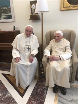 El Papa Francisco visita al Papa Benedicto XVI
