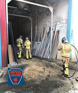 Sucesos.- Servicios de emergencia extinguen un incendio declarado en una carpintería en San Javier