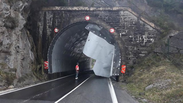 Sucesos.- El viento provoca el desprendimiento de la tela asfáltica del techo del túnel de Eugi