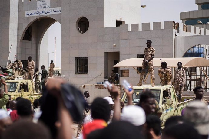 AMP2.- Sudán.- Los manifestantes sudaneses exigen la entrega del poder a un gobierno civil