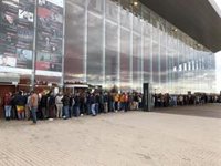 Largas colas para asistir al acto de Santiago Abascal en Valladolid