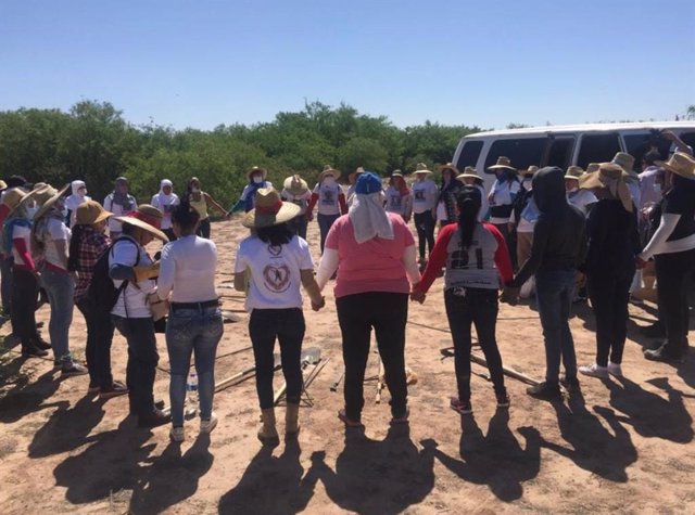 El colectivo 'Guerreras Buscadoras' del estado mexicano de Sonora da con 20 fosas clandestinas con 27 cuerpos