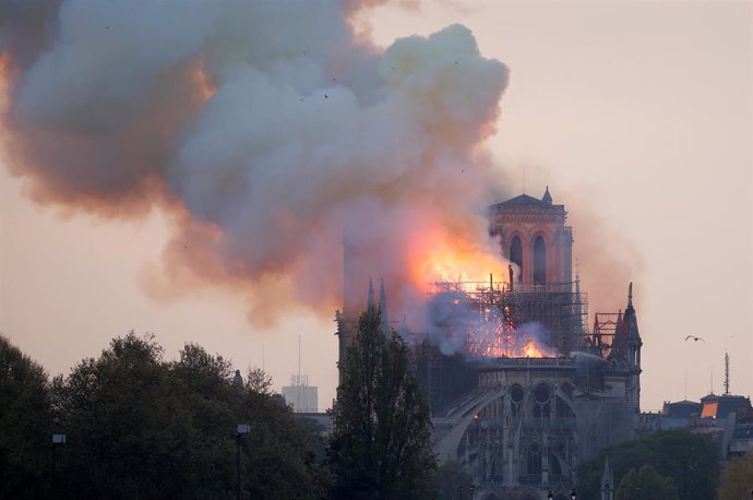 Arde Notre Dame en París