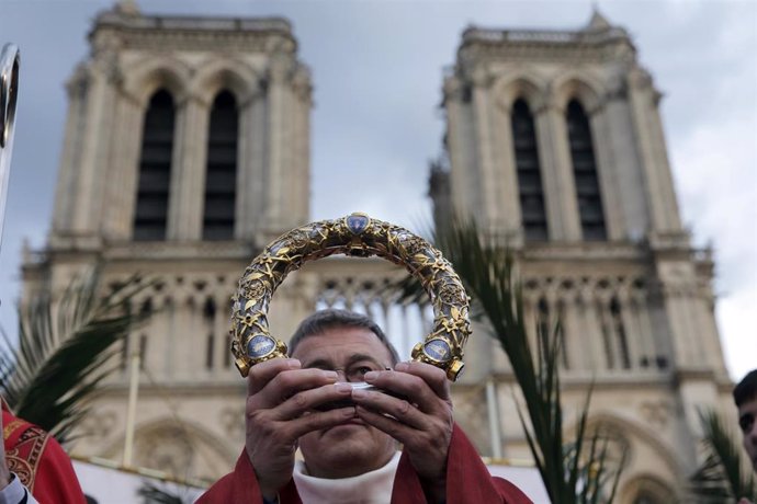 Francia.- La Corona de Espinas de Jesús y la Túnica de San Luis sobreviven al incendio de Notre Dame