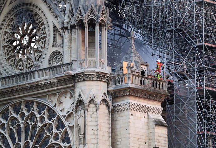 Notre Dóna'm Cathedral blaze under control in Paris