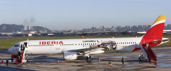 El avión de Iberia dedicado a Cantabria y Cabárceno realiza su primer vuelo