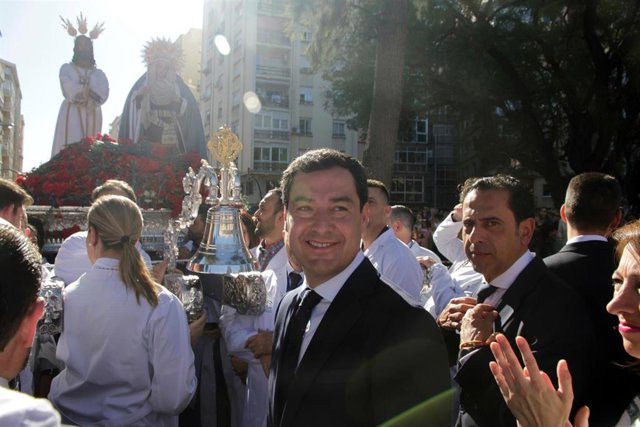 Juanma Moreno, asiste al traslado del trono con las imágenes de la Cofradía de Nazarenos de Nuestro Padre Jesús Cautivo de Málaga y al homenaje a los enfermos