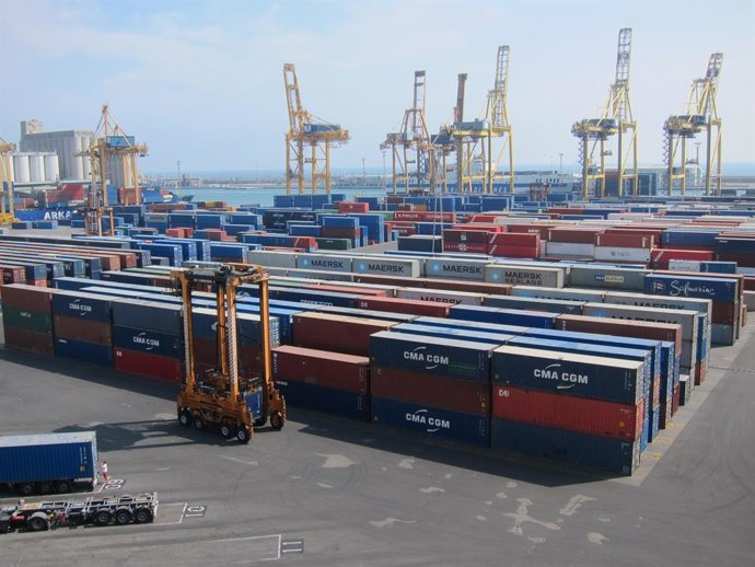 Terminal De Contenidors De TCB En El Port De Barcelona