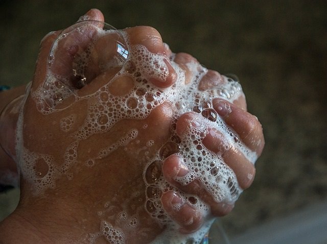 Para reducir las bacterias 15 segundos y 3 pasos con desinfectante para manos a base de alcohol es suficiente