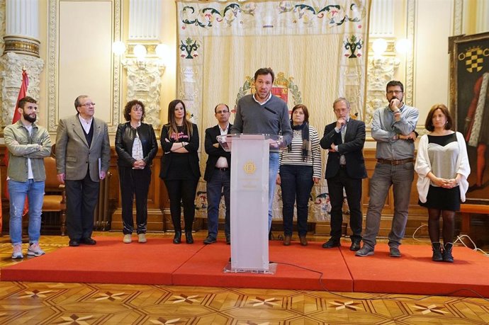 Ayuntamiento, vecinos y hosteleros firman un compromiso para que el ocio nocturno sea compatible con el descanso