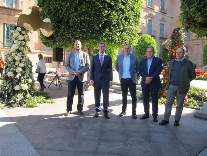 Las Fiestas de Primavera celebran los 40 años del trasvase con 750 kilos de hortalizas murcianas en la plaza de La Merce