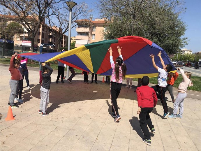 Unos 2.000 alumnos de Baleares celebran el Día de la Educación Física en la Calle