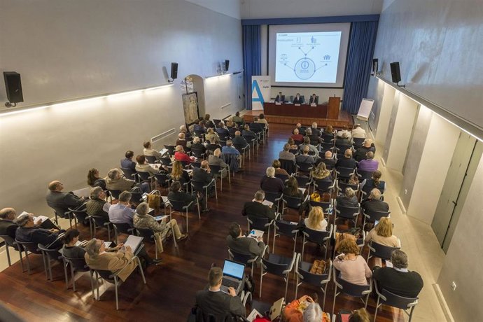 Más de 10.000 personas participan en los programas de formación para accionistas de CaixaBank