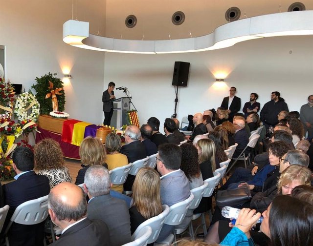 Amigos, familia y autoridades despiden a Neus Català, "militante de la solidaridad"