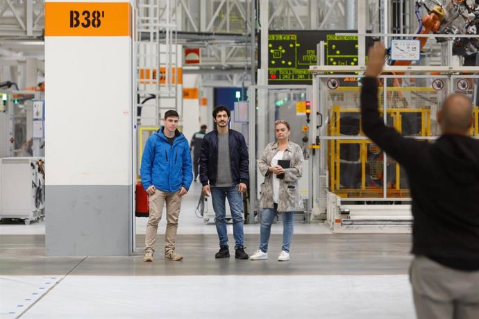 El actor Chino Darín visita Volkswagen Navarra y conoce el proceso de fabricación del nuevo Volkswagen T-Cross