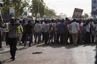 Los manifestantes mantienen por undécimo día la sentada ante el Ministerio de Defensa en Jartum