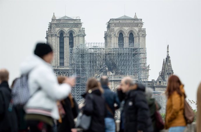 Notre Dóna'm Cathedral blaze under control in Paris