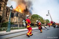 Dos policies i un bomber ferits lleus en les tasques d'extinció de l'incendi de Notre-Dame