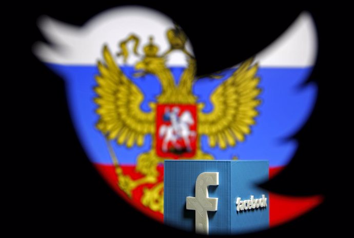 Bandera rusa y logo de Facebook y Twitter
