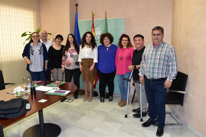 La Junta creará una tarjeta para las familias acogedoras que les permitirá disfrutar de beneficios en servicios públicos