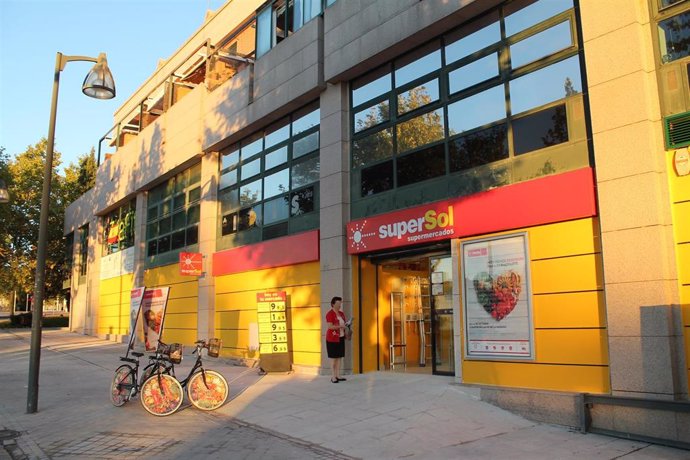 Supersol plantea el cierre de 21 tiendas en toda España, 2 en Madrid, y un ERE que afectará a 404 personas, según CC.OO.