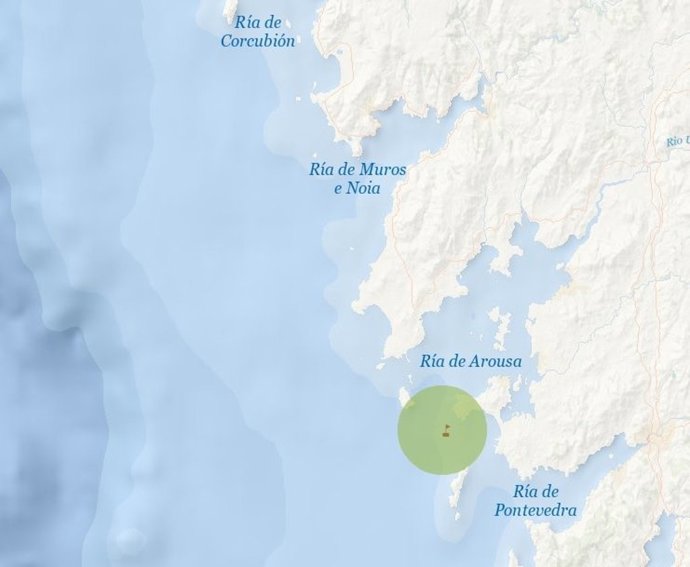 Remolcan a San Vicente do Mar una embarcación de recreo con dos tripulantes tras tener una vía de agua