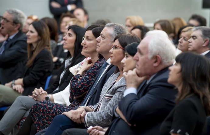Las responsables de los másteres de igualdad y violencia machista de la UPV y Deusto, reconocidas por Emakunde
