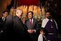 Juanma Moreno valora que la Junta no tiene "complejos ni prejuicios" al apoyar a cofradías con 500.000 euros