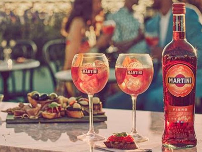 Una bebida del color de un atardecer italiano