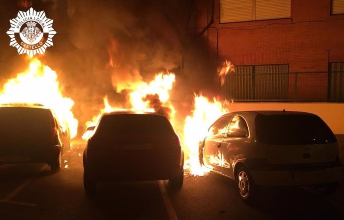 Castellón.- Sucesos.- Un incendio calcina tres vehículos y causa daños en otro
