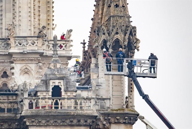 (Ampl 2) Extinguido el incendio en la catedral de Notre Dame de París