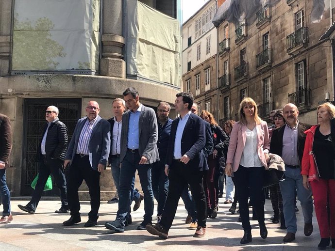 28A.-Pedro Sánchez busca el voto en el feudo 'popular' de Ourense y firma ejemplares de su libro 'Manual de resistencia'