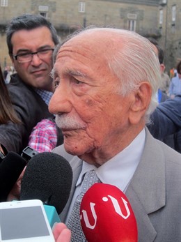 Darío Rivas intenta entregarle una carta a Angela Merkel