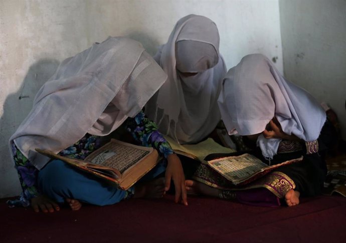 Niñas afganas leyendo el Corán en una madrasa o escuela islámica.