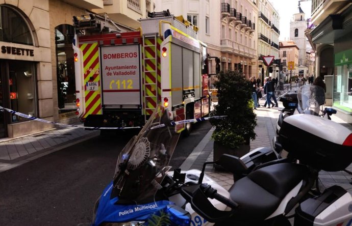 Sucesos.- Los Bomberos sofocan un incendio de cableado subterráneo entre la Plaza Mayor de Valladolid y calle Regalado