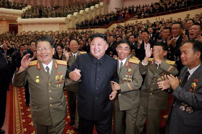 Kim Jong Un durante un evento para felicitar a los científicos nucleares