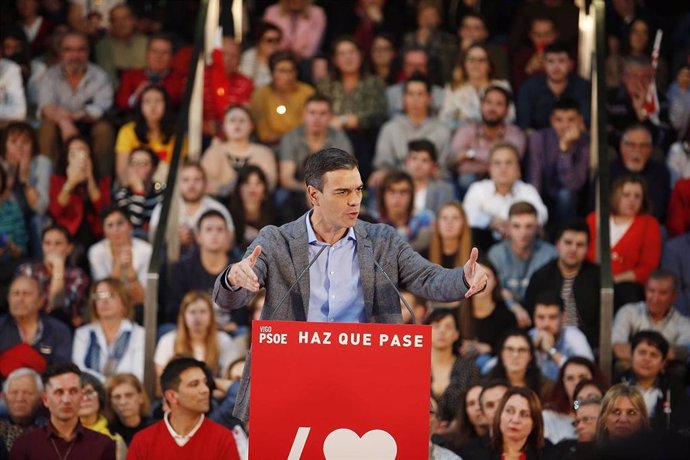 Pedro Sánchez asiste a un acto de campaña del PSOE en Vigo
