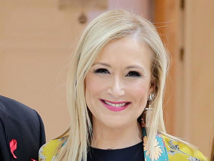 Cristina Cifuentes felicita, públicamente, a Belén Esteban por su boda