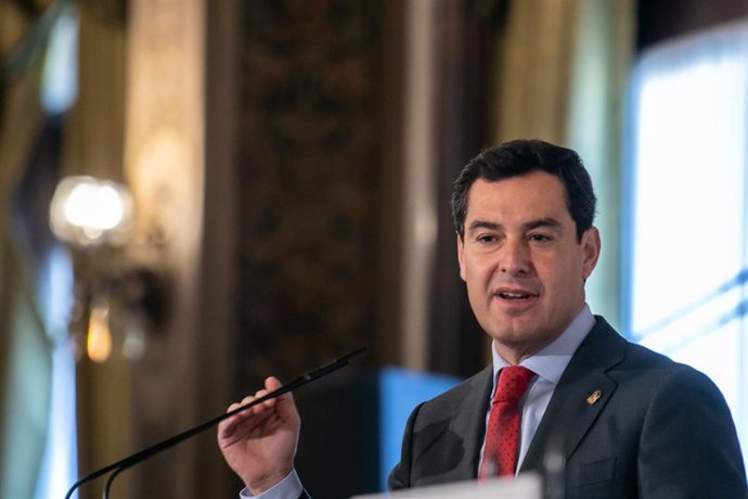  Juanma Moreno y Beltrán Pérez, en un desayuno-coloquio