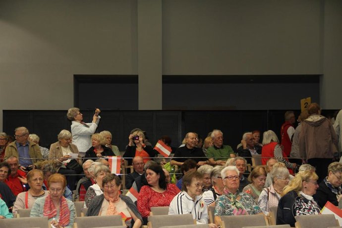 Nota De Prensa Y Fotos De Hoy, 17 De Abril, Recepcion Turistas Austria