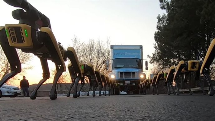 VÍDEO Los 'perros robóticos' de Boston Dynamics arrastran camiones