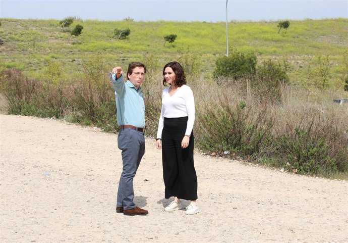 Los candidatos del PP a la Alcaldía de Madrid y a la presidencia de la Comunidad de Madrid Madrid visitan la parcela donde se construirá el IES Montecarmelo