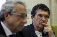 Antonio Banderas, "abatido" tras el fallecimiento del poeta y articulista Manuel Alcántara