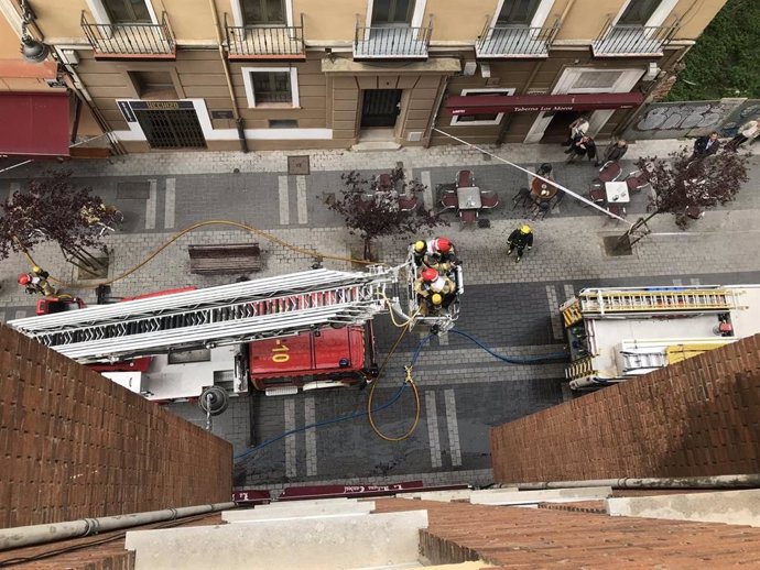 Sucesos.- Dos intoxicados tras un incendio en una vivienda la calle Esgueva de Valladolid