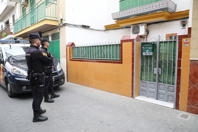 Registo de la casa en un barrio de Sevilla donde vivía  el yihadista detenido en Marrueco y  que presuntamente pretendía atentar en la Semana Santa de Sevilla. 