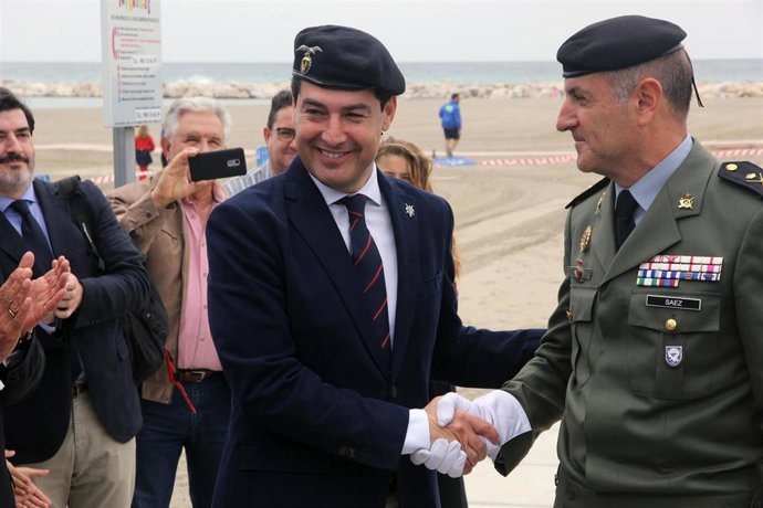 Málaga.- S. Santa.- Juanma Moreno recibe el título de Caballero Almogávar Paracaidista de Honor